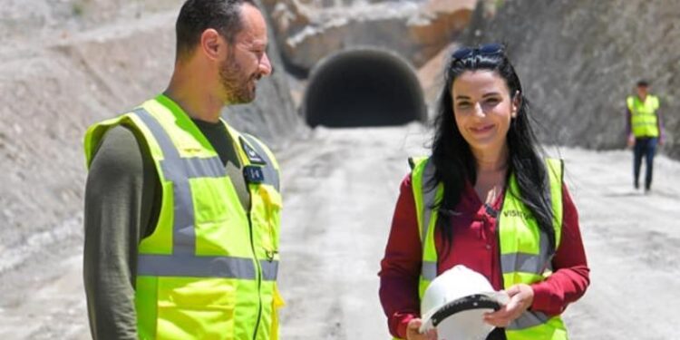 SKEMA/ “Ia këndoj këngën, s’ma ndjen për asnjë. Kur e do?” Si u manipulua nga Balluku dhe Evis Berberi tenderi i Tunelit të Llogarasë, “goli” 50 milionë euro