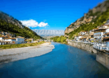 “Travel and Tour World”: Turistët “pushtojnë” qytetin historik të Beratit