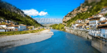 “Travel and Tour World”: Turistët “pushtojnë” qytetin historik të Beratit