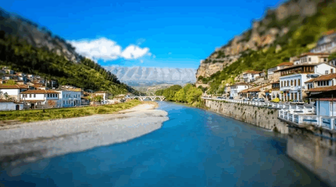 “Travel and Tour World”: Turistët “pushtojnë” qytetin historik të Beratit