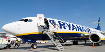 Ryanair hap 100 vende të reja pune në Tiranë për stjuardesa dhe stjuardë