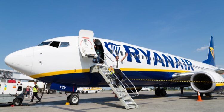 Ryanair hap 100 vende të reja pune në Tiranë për stjuardesa dhe stjuardë