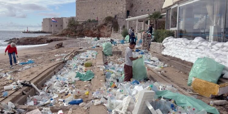 Paçim faqen e zezë! Mbuluam plazhet e Kroacisë me plehra dhe dolëm te New York Times