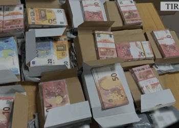 Hidhnin në treg kartëmonedha të falsifikuara, arrestohen 4 të rinj në Tiranë