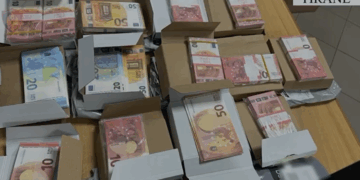 Hidhnin në treg kartëmonedha të falsifikuara, arrestohen 4 të rinj në Tiranë