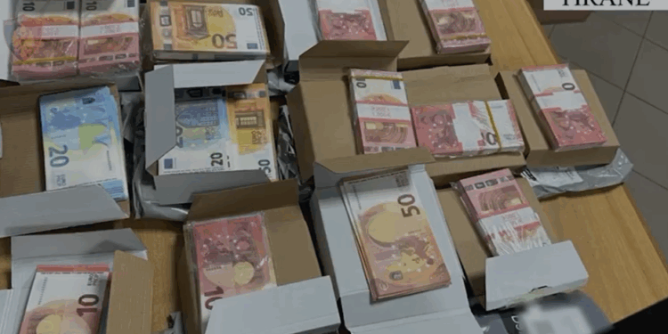 Hidhnin në treg kartëmonedha të falsifikuara, arrestohen 4 të rinj në Tiranë