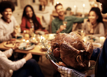 Nisi rreth zjarri, pse njerëzit hanë dhe festojnë së bashku? Misteri i traditës mijëravjeçare