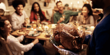 Nisi rreth zjarrit, pse njerëzit hanë dhe festojnë së bashku? Misteri i traditës mijëravjeçare
