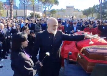 Fatos Nano përcillet për në banesën e fundit