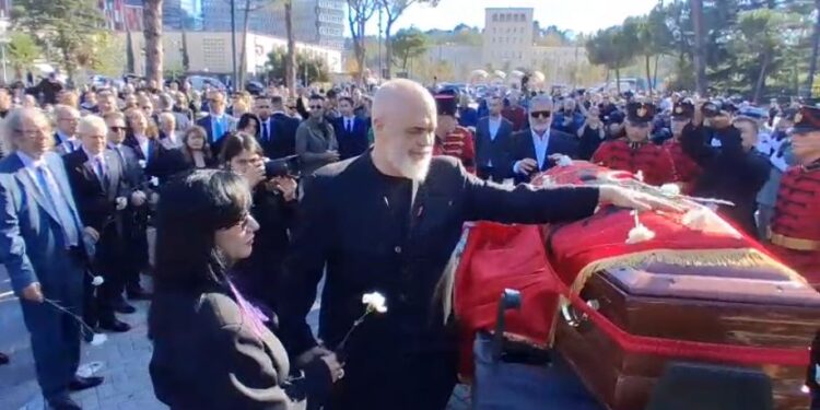 Fatos Nano përcillet për në banesën e fundit