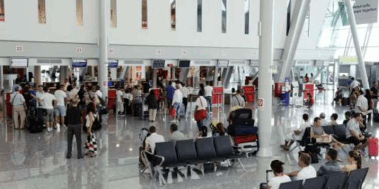 Vizitorët e huaj po qëndrojnë më gjatë dhe shpenzojnë më shumë në shtator