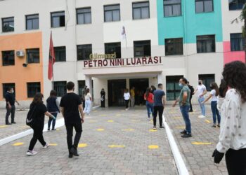 KLSH: Shkollat nuk janë të sigurta, oficerët e sigurisë 3 vite pa bërë kontrolle fizike tek nxënësit për armë e sende të rrezikshme