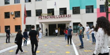 KLSH: Shkollat nuk janë të sigurta, oficerët e sigurisë 3 vite pa bërë kontrolle fizike tek nxënësit për armë e sende të rrezikshme