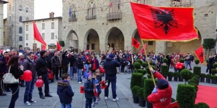 Eurostat: Shqiptarët, komuniteti i dytë më i madh në Itali