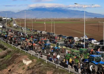 Dita e tretë e protestës, fermerët në Greqi nuk ndalen, paralajmërojnë bllokimin e porteve
