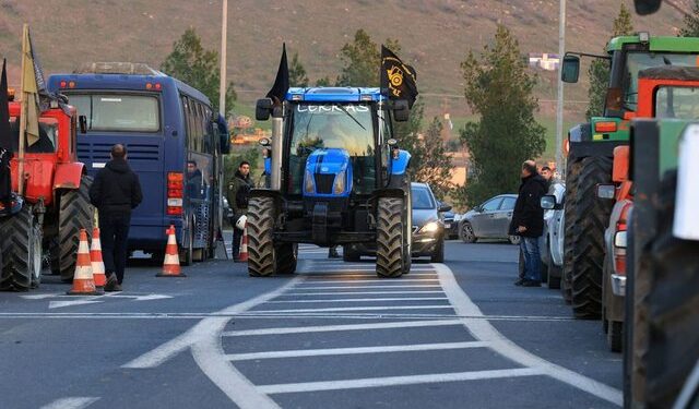 Fermerët grekë do t’i heqin bllokadat vetëm për Krishtlindje