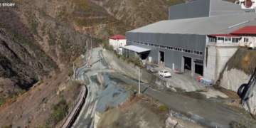 Turku që bën çajin paguhet më shumë se minatori shqiptar, si po zhvatet pasuria e vendit nga kompanitë e huaja që abuzojnë dhe me punonjësit