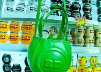 Çanta me formën e çuditshme, trendi i ri i gjenerates Z