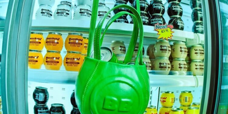 Çanta me formën e çuditshme, trendi i ri i gjenerates Z