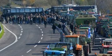 Fermerët greke bllokojnë sërish aksin Janinë-Kakavijë, policia shqiptare: Kush lejohet të qarkullojë