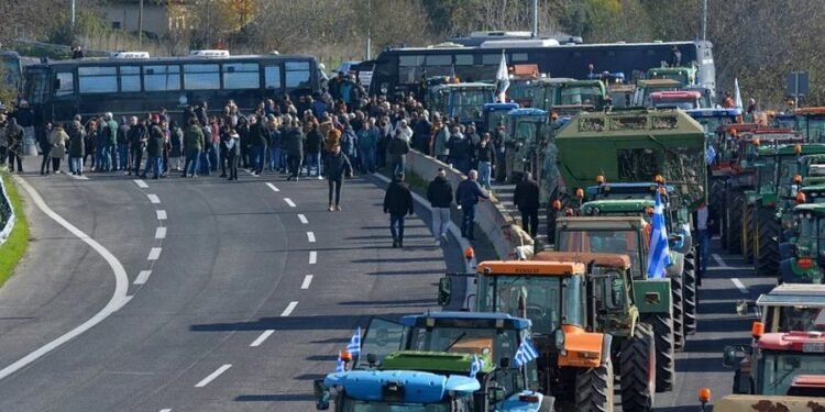 Fermerët greke bllokojnë sërish aksin Janinë-Kakavijë, policia shqiptare: Kush lejohet të qarkullojë