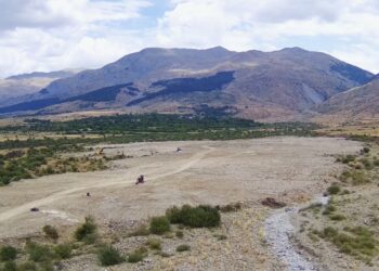 Bashkitë Kolonjë dhe Devoll dhanë 920 ha tokë publike për parqe fotovoltaike pa ligj dhe në mungesë TRANSPARENCE