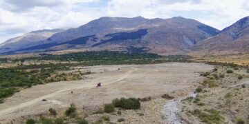 Bashkitë Kolonjë dhe Devoll dhanë 920 ha tokë publike për parqe fotovoltaike pa ligj dhe në mungesë TRANSPARENCE