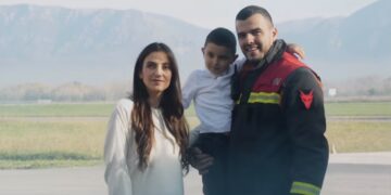 Video emocionuese, zjarrfikësi i Aeroportit të Tiranës merr lajmin e mirë së do të bëhet baba