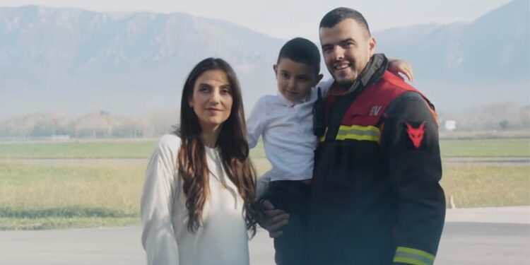 Video emocionuese, zjarrfikësi i Aeroportit të Tiranës merr lajmin e mirë së do të bëhet baba