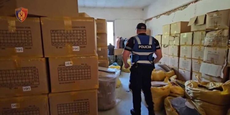 Nga Gucci te Philipp Plein, mijëra veshje false të markave të njohura të sekuestruara nga policia, dhjetëra persona të arrestuar dhe proceduar penalisht