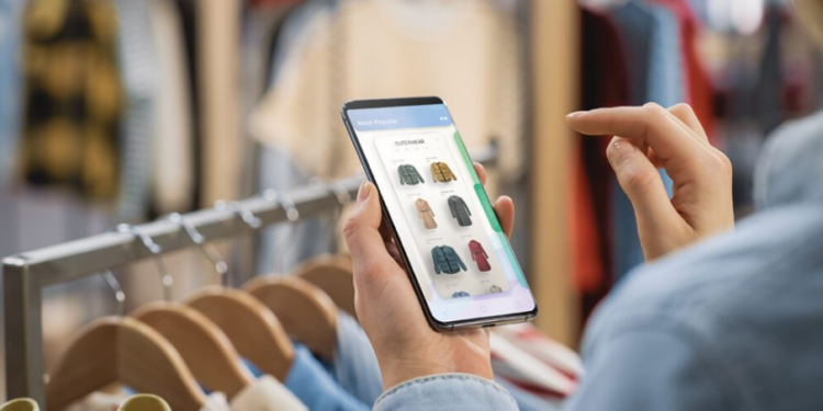 Shqiptarët online, por jo për blerje: Të fundit në Europë për e-commerce dhe banking dixhital