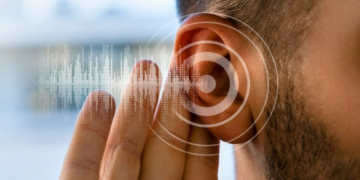 Studimi: Humbja e dëgjimit rrit rrezikun e demencës