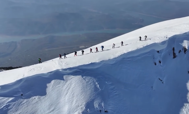 Mali i Gjallicës mbuluar nga bora, destinacioni që tërheq alpinistët
