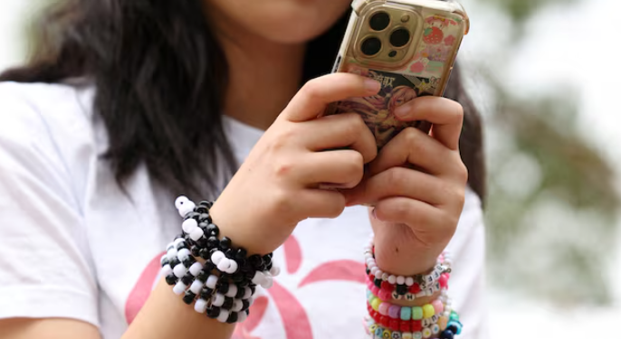 Hyn në fuqi vendimi, Australia vendi i parë në botë që ndalon rrjetet sociale për të miturit nën 16 vjeç