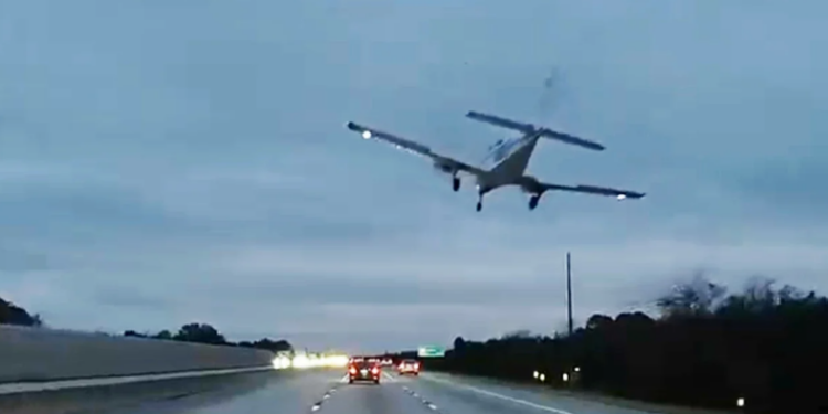 Avioni përplaset me makinën në autostradë, lëndohet shoferja