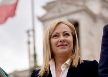 Nga bizhuteritë te këpucët, dhuratat e Melonit dalin në ankand