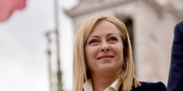 Nga bizhuteritë te këpucët, dhuratat e Melonit dalin në ankand