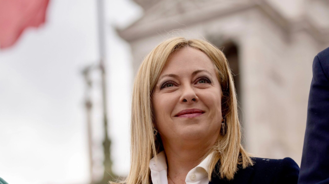 Nga bizhuteritë te këpucët, dhuratat e Melonit dalin në ankand