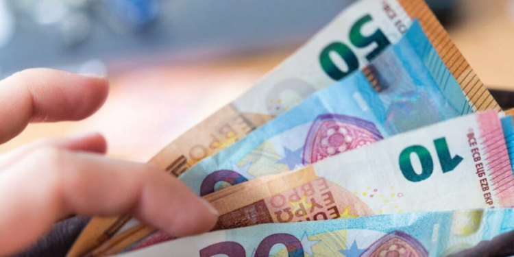 Euro vazhdon rënien, prek një tjetër minimum të ri historik
