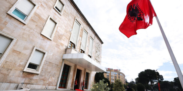 Qeveria miraton rritjen e pagës minimale