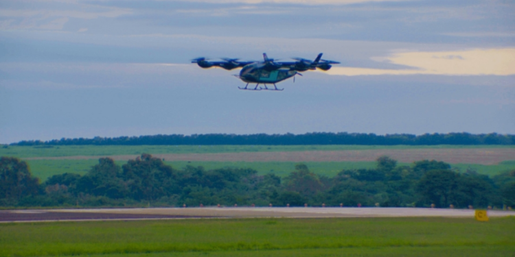 Avioni elektrik “Eve” kryen fluturimin e parë