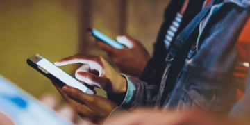 Alarm nga neurologët: Ekranet po dëmtojnë trurin e fëmijëve dhe të rinjve