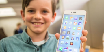 Kur duhet t’a kenë fëmijët telefonin e parë?