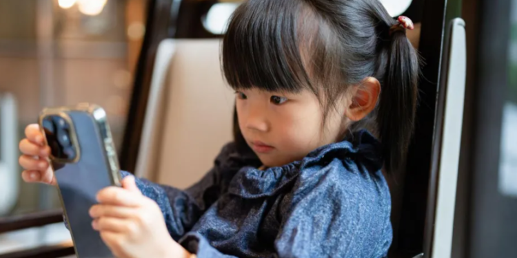 “Frena” Inteligjencës Artificiale, rregullat e reja strikte për mbrojtjen e fëmijëve