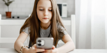 Edhe Franca po shqyrton ndalimin e mediave sociale për fëmijët nën 15 vjeç