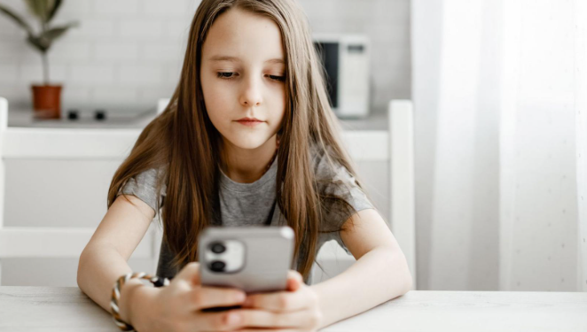 Edhe Franca po shqyrton ndalimin e mediave sociale për fëmijët nën 15 vjeç