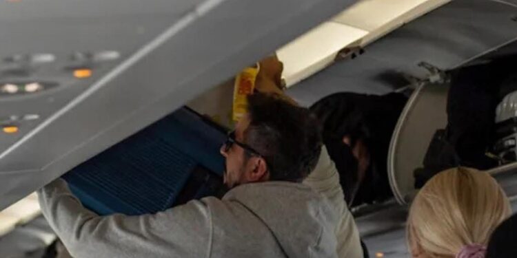 Si e cilësojnë stjuardesat sjelljen e shumë shqiptarëve menjëherë pasi avioni prek tokën