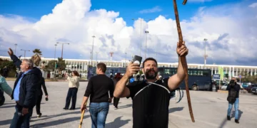 Përshkallëzojnë protestat në Greqi, fermerët e revoltuar bllokojnë aeroportet në Kretë