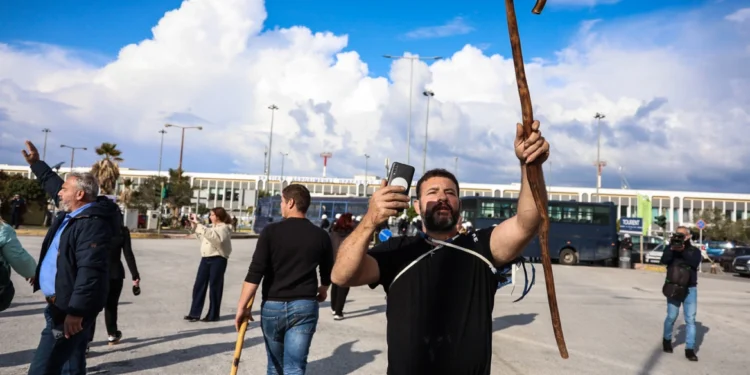Përshkallëzojnë protestat në Greqi, fermerët e revoltuar bllokojnë aeroportet në Kretë