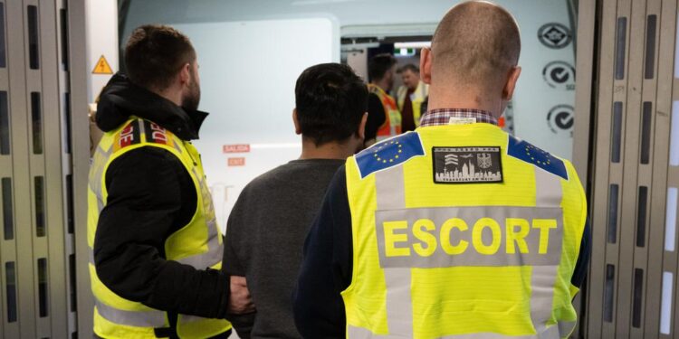 Azili përgjysmohet, ligji i shtetësisë do të ashpërsohet